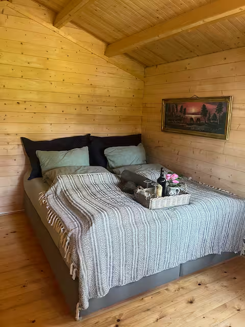 Kingsize dobbeltseng med kurv og vin
