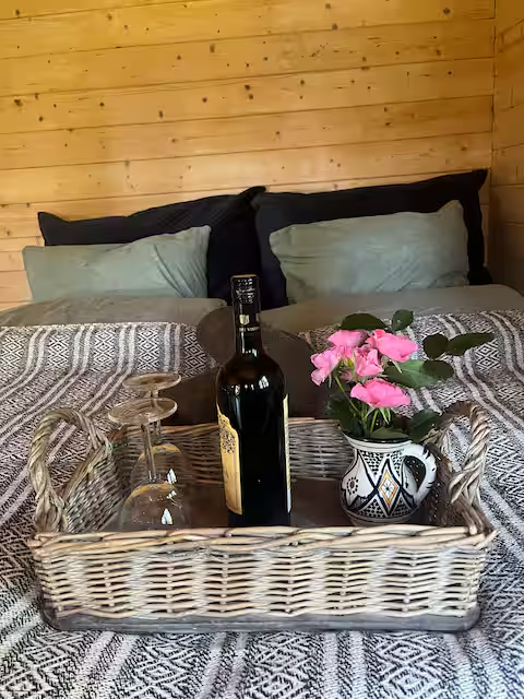 Kurv med vin og blomster