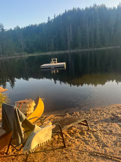 Badestranden med kano og badeflåte