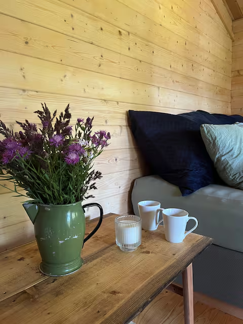 Sofabord med blomster og kopper