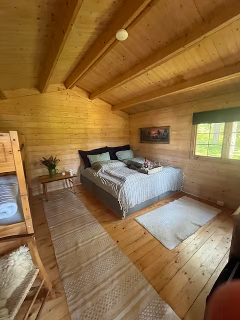 Soverom sett fra siden, med kingsize og køyeseng