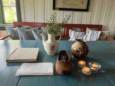 Bord med vase og lys