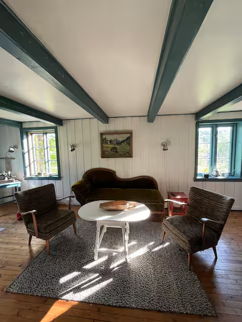 Stuen med to lenestoler og sofa