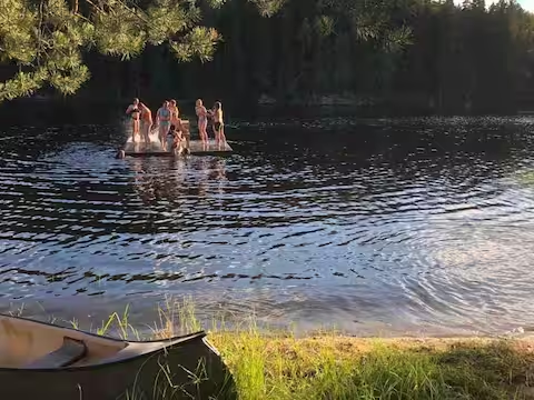 Felles badestrand med kano