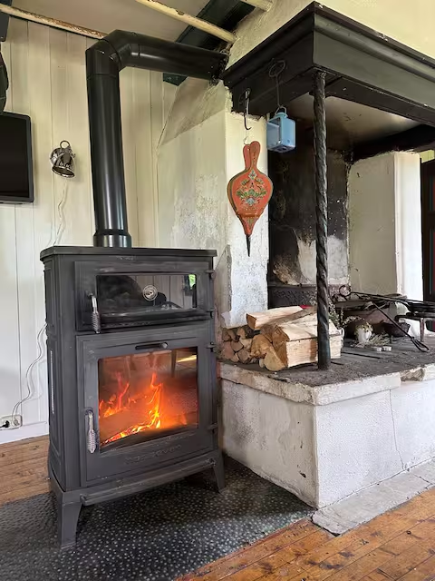Vedovn med flammer og ved