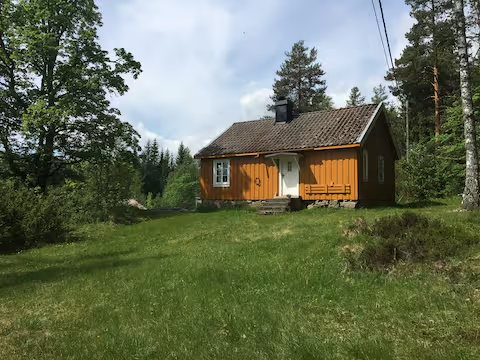 Hytten i åpent landskap